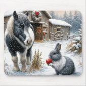 Pony und Kaninchen auf einer Weihnachtsfarm Mousepad (Vorne)