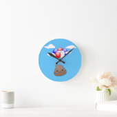 Poo Emoji fliegen mit Balloons in blauem Himmel Runde Wanduhr (Zuhause)