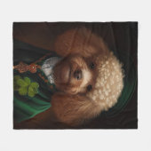 Poodle Dog in St. Patrick's Day Dress Fleecedecke (Vorderseite (Horizontal))