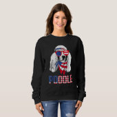 Poodle Dog Sunglasses American Flag 4. Juli Sweatshirt (Vorne ganz)