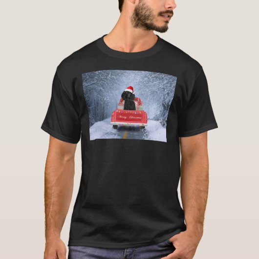 Poodle Hund im Schnee sitzen im Weihnachtswagen la T-Shirt (Vorderseite)