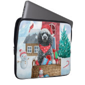 Poodle Hund im Schnee Weihnachtshaus Laptopschutzhülle (Vorne Rechts)