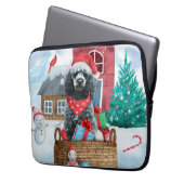 Poodle Hund im Schnee Weihnachtshaus Laptopschutzhülle (Vorderseite Links)