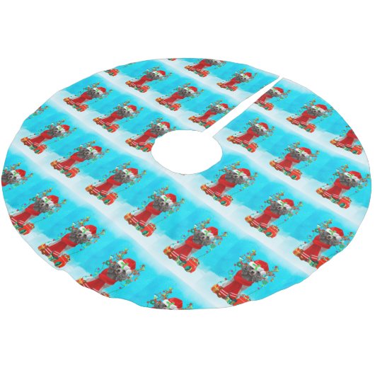 Poodle im Schnee mit Weihnachtsgeschenken Polyester Weihnachtsbaumdecke (Schrägansicht)