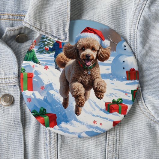 Poodle läuft im Schnee mit Weihnachtshut Button (Beispiel)