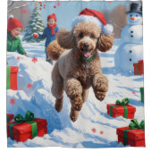 Poodle läuft im Schnee mit Weihnachtshut Duschvorhang (Vorderseite)