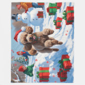 Poodle läuft im Schnee mit Weihnachtshut Fleecedecke (Vorderseite)