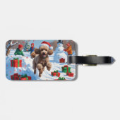 Poodle läuft im Schnee mit Weihnachtshut Gepäckanhänger (Rückseite horizontal)