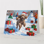 Poodle läuft im Schnee mit Weihnachtshut Karte (Vorderseite)