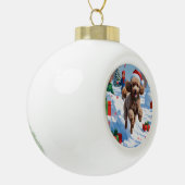 Poodle läuft im Schnee mit Weihnachtshut Keramik Kugel-Ornament (Links)