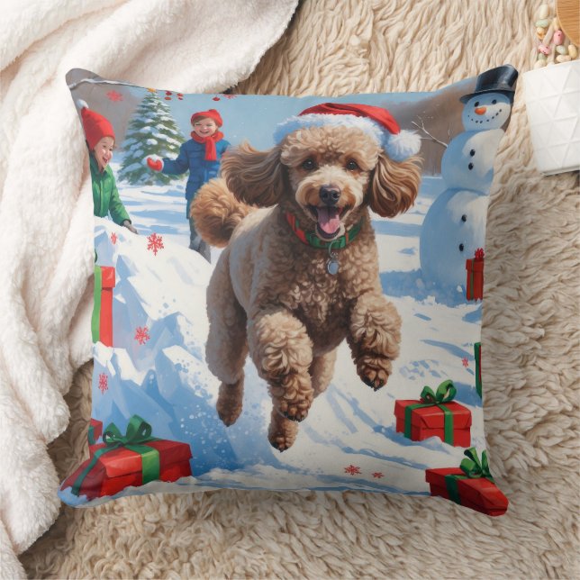 Poodle läuft im Schnee mit Weihnachtshut Kissen (Decke)