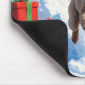 Poodle läuft im Schnee mit Weihnachtshut Mousepad (Ecke)
