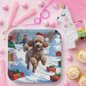 Poodle läuft im Schnee mit Weihnachtshut Pappteller (Party)