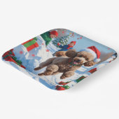 Poodle läuft im Schnee mit Weihnachtshut Pappteller (Gewinkelt)