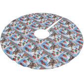 Poodle läuft im Schnee mit Weihnachtshut Polyester Weihnachtsbaumdecke (Schrägansicht)