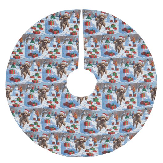 Poodle läuft im Schnee mit Weihnachtshut Polyester Weihnachtsbaumdecke (Vorderseite)