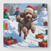 Poodle läuft im Schnee mit Weihnachtshut Quadratische Wanduhr (Vorderseite)