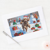 Poodle läuft im Schnee mit Weihnachtshut Rechteckiger Aufkleber (Umschlag)