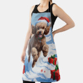 Poodle läuft im Schnee mit Weihnachtshut Schürze (InSitu)