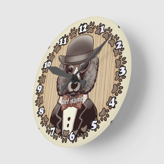 Poodle mit Brille Runde Wanduhr (Winkel)