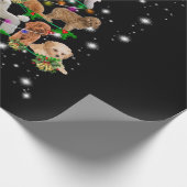 Poodle Weihnachtsbaum bedeckt durch Blitzlicht Geschenkpapier (Ecke)