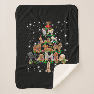 Poodle Weihnachtsbaum bedeckt durch Blitzlicht Sherpadecke