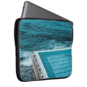 Pool in der Nähe des Meeres Laptopschutzhülle (Vorne Rechts)