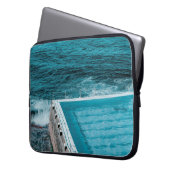 Pool in der Nähe des Meeres Laptopschutzhülle (Vorderseite Links)