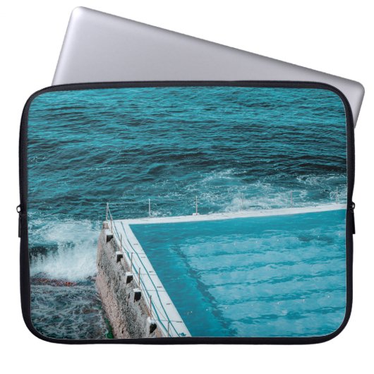 Pool in der Nähe des Meeres Laptopschutzhülle (Vorderseite)