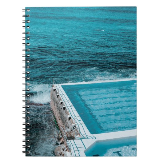 Pool in der Nähe des Meeres Notizblock (Vorderseite)