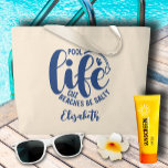 Pool Life Blue Jumbo Stoffbeutel<br><div class="desc">Machen Sie eine Aussage oder geben Sie als lustiges Geschenk, diese natürliche Farbe Tote Tasche mit Ihrem Namen und "Pool life cuz Strände salzig" in chic blauen Schriften. PASSENDE Artikel in unserer Sammlung.</div>