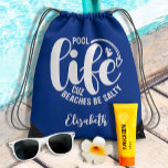 Pool Life Blue Sportbeutel<br><div class="desc">Machen Sie eine Aussage oder geben Sie als ein lustiges Geschenk, dieses leichte Zuging Rucksack mit Ihrem Namen und "Pool life cuz Strände sein salzig" in schicken weißen Buchstaben auf blau. PASSENDE Artikel in unserer Sammlung.</div>