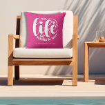 Pool Life Hot Pink Kissen<br><div class="desc">Machen Sie eine Erklärung für Ihre Zuhause oder geben Sie als lustiges Geschenk, dieses heiß rosa Kissen im Freien, das Ihren Familiennamen, das Jahr etabliert, und "Pool life cuz Strände sein salzig" in chic Schrift. PASSENDE Artikel und mehr Farben in unserer Sammlung.</div>