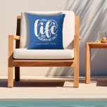 Pool Life ist besser Kissen<br><div class="desc">Machen Sie eine Erklärung für Ihre Zuhause oder geben Sie als lustiges Geschenk, dieses Kissen im Freien zeigt Ihren Familiennamen, das Jahr etabliert, und "Pool life cuz aches be salty" in chic Schrift. Ändern Sie die Farbe mit den Tools zum Bearbeiten von Zazzle.</div>