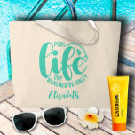 Pool Life Türkis Jumbo Stoffbeutel<br><div class="desc">Machen Sie eine Aussage oder geben Sie als lustiges Geschenk,  diese natürliche Farbe Tote Tasche mit Ihrem Namen und "Pool life cuz Strände salzig" in chic türkis Schrift. PASSENDE Artikel in unserer Sammlung.</div>