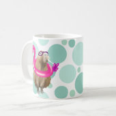 Pool Party Niedlich Capybara mit rosa Flamingo Flo Kaffeetasse (Vorderseite Links)