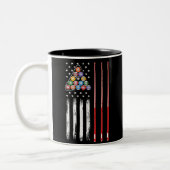Pool Player American Flag Zweifarbige Tasse (Links)