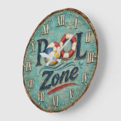 Pool Zone Vintage Poolside Beach House Große Wanduhr (Winkel)