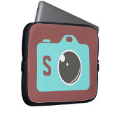 Pop Art Blue Camera Burgundy Monogram Laptopschutzhülle (Vorne Rechts)