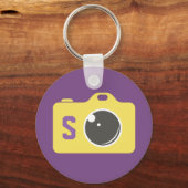 Pop Art Camera Lila-Gelbe Monogramm Schlüsselanhänger (Vorderseite)