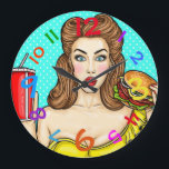 Pop Art Clock Lugano Festival - Martha Argerich Pr Große Wanduhr<br><div class="desc">Dies ist eine coole Uhrenretro- und Pop-Kunst kombiniert mit einem coolen Mädchen mit einem Burger in der einen und einem Drink in der anderen Hand. Die hellen Farben tragen zum lustigen Design dieser Uhr bei!!! Gut für die Küche natürlich, aber vielleicht denken Sie an einen anderen Ort, um es zu...</div>