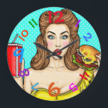 Pop Art Clock Lugano Festival - Martha Argerich Pr Große Wanduhr<br><div class="desc">Dies ist eine coole Uhrenretro- und Pop-Kunst kombiniert mit einem coolen Mädchen mit einem Burger in der einen und einem Drink in der anderen Hand. Die hellen Farben tragen zum lustigen Design dieser Uhr bei!!! Gut für die Küche natürlich, aber vielleicht denken Sie an einen anderen Ort, um es zu...</div>