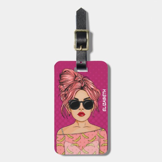 Pop Art Comic Girl Pink Background Gepäckanhänger (Vorderseite vertikal)