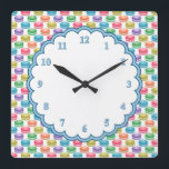 Pop Art Cookies Farbige Macarons Quadratische Wanduhr<br><div class="desc">Das niedliche und farbenfrohe Muster, das diese Wanduhr schmückt, besteht aus grafischen Makaronkeksen in verschiedenen Farbtönen. Diese gebackenen Goodies sind im Moment sehr beliebt und machen ein wunderbares Thema dieses Pops Art inspiriert Design.</div>