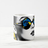 Pop-Art-Frau mit Sonnenbrille Kaffeetasse (Mittel)