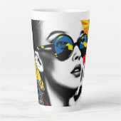 Pop-Art-Frau mit Sonnenbrille Milchtasse (Vorderseite)