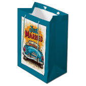 Pop Art Just Married Mittlere Geschenktüte (Vorderseite Schrägansicht)