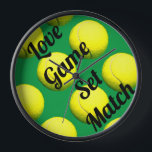 Pop Art Tennis Ball Themenwelt Uhr<br><div class="desc">Wohngestaltung für die Tennisfreunde oder die Familie. Das Hotel liegt sehr zentral und ist gut zu Fuß zu erreichen. Liebe Game Set Match! würde ein niedliche Geburtstag oder Valentingeschenk machen.</div>