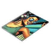 Pop Art Woman in Kopfhörern tanzen Notizblock (Linke Seite)
