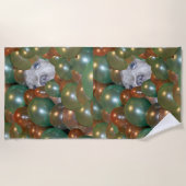 Pop Fest: ein lustiger, freudvoller Welpe in den B Strandtuch (Vorderseite)